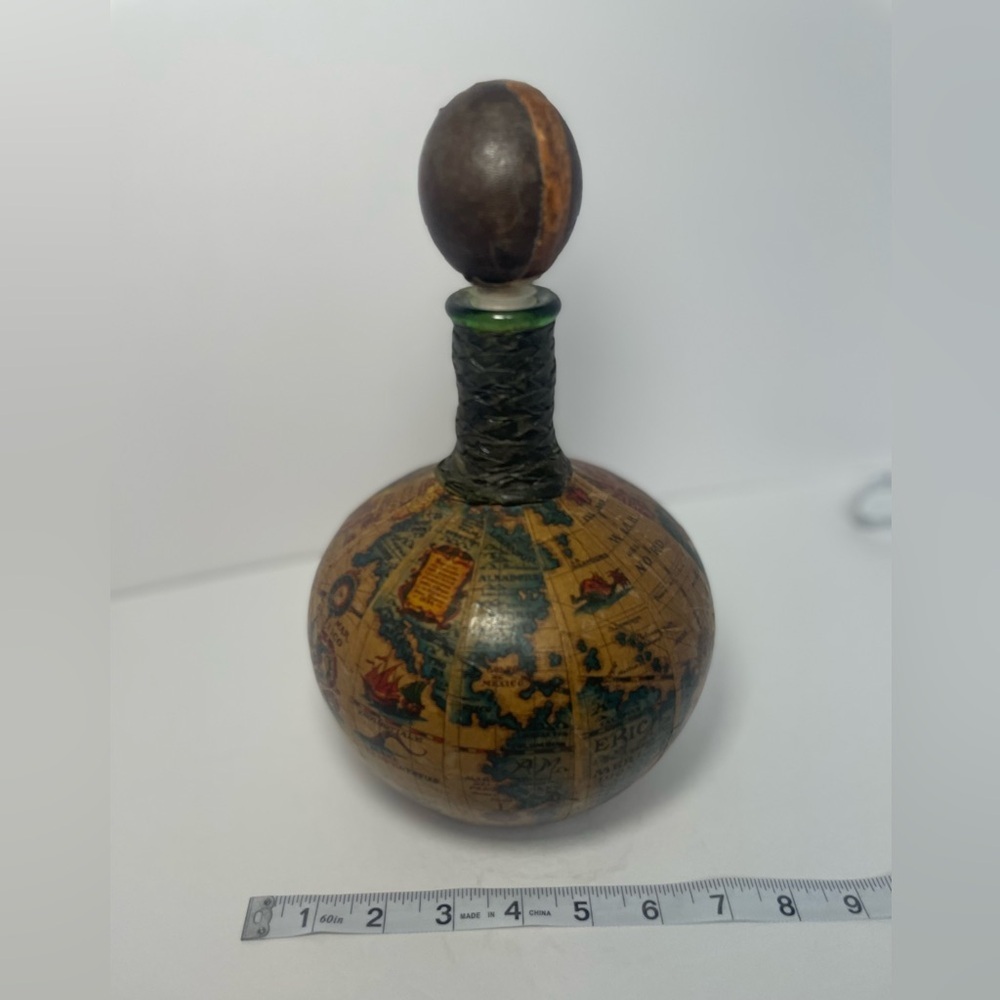 Vintage leather covered globe decanter. Made in Italy. - Picture 2 of 7